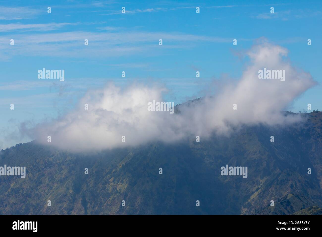 Montagne di bromo e paesaggio naturale, parte del massiccio del Tengger, visto dal villaggio di Cemoro Lawang, nella provincia di Giava Orientale, Indonesia Foto Stock