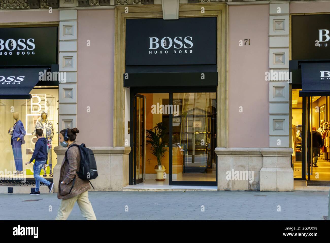 Barcellona, Spagna - 11 maggio 2021. Logo e la facciata di HUGO BOSS è una  casa tedesca di lusso di moda Foto stock - Alamy