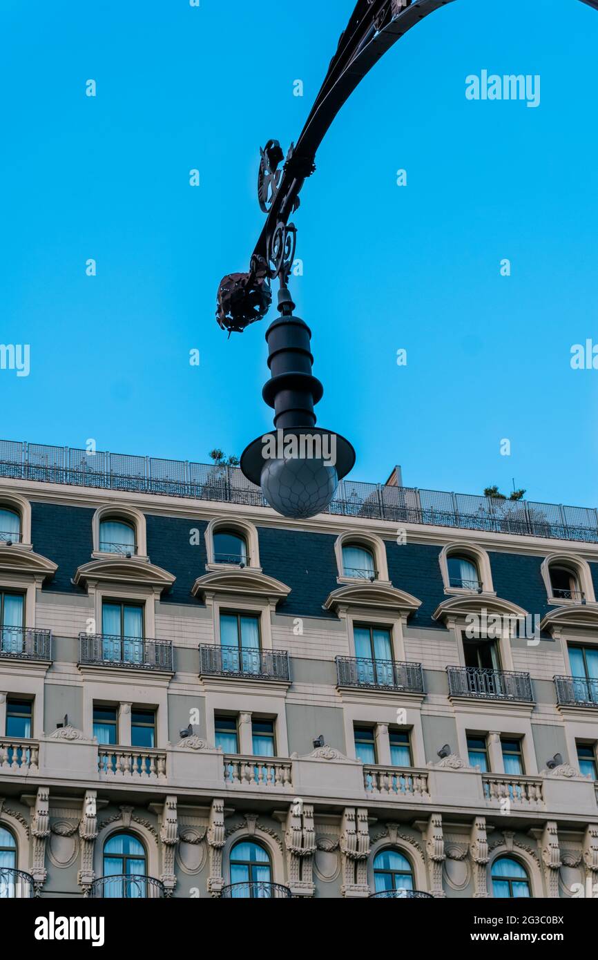 Barcellona, Spagna - 11 maggio 2021. Lampade-panchine di strada del paseo de gracia progettato espressamente per questo luogo, dall'allora architetto comunale di Bar Foto Stock