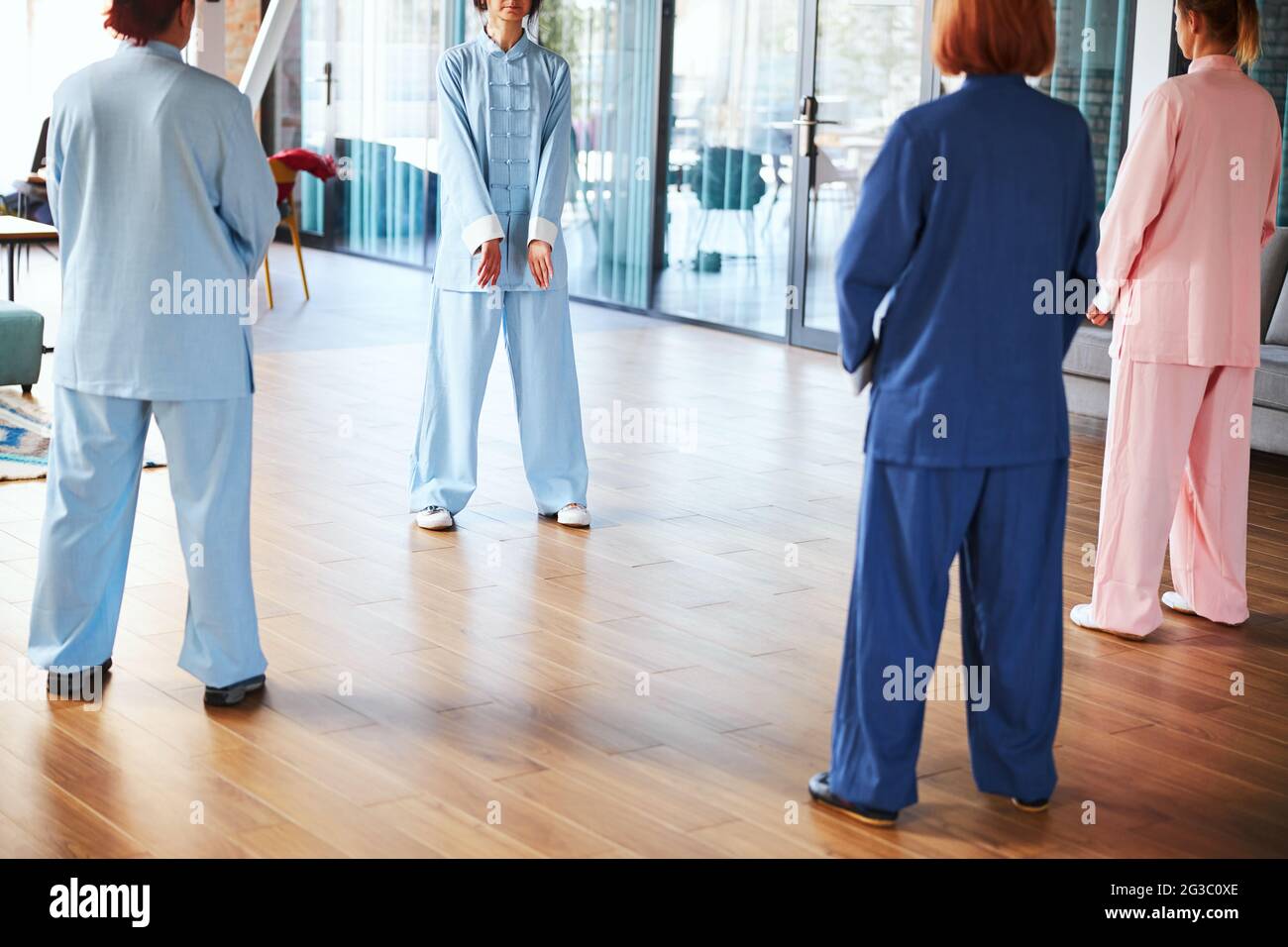 Donne che si trovano in cerchio durante la meditazione di gruppo Foto Stock
