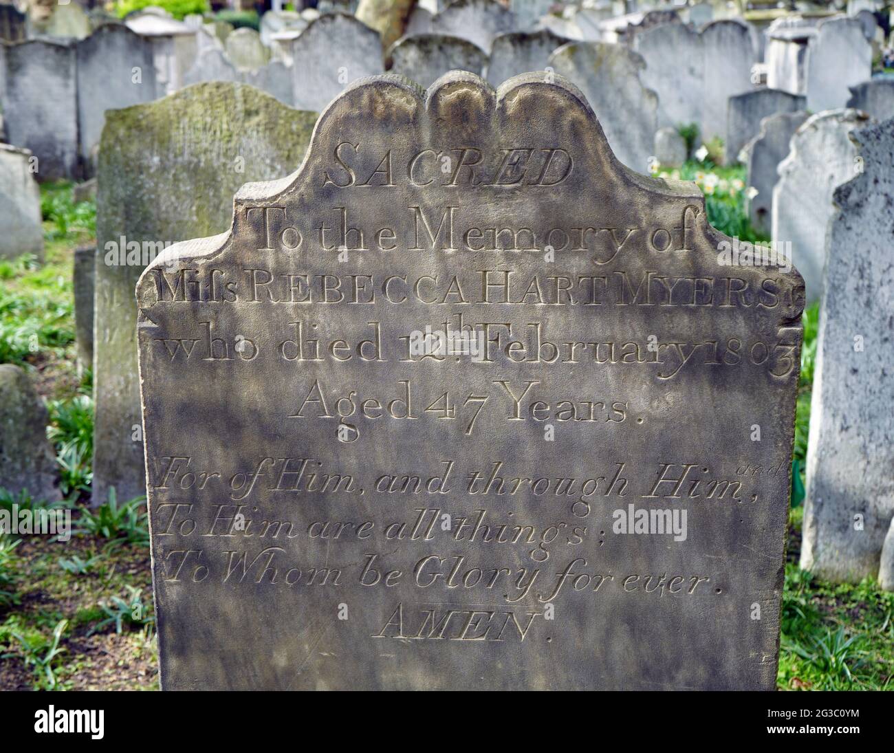 Una vecchia lapide, incisa con il nome di Rebecca Hart Myers, nel terreno di sepoltura non conformista di Bunhill Fields nella città di Londra. Foto Stock