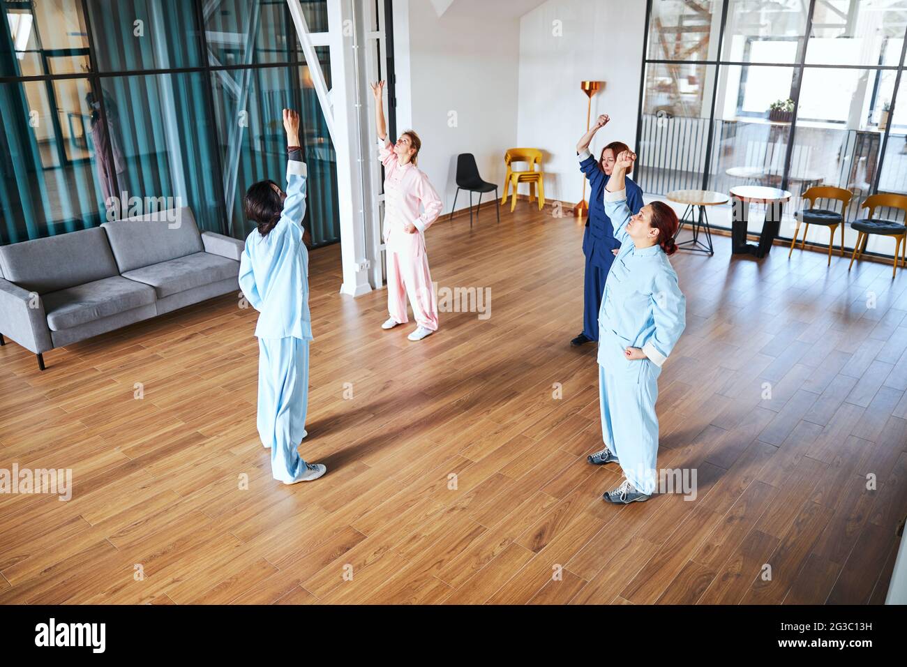 Gruppo di persone che fanno esercizi per il relax e la meditazione Foto Stock