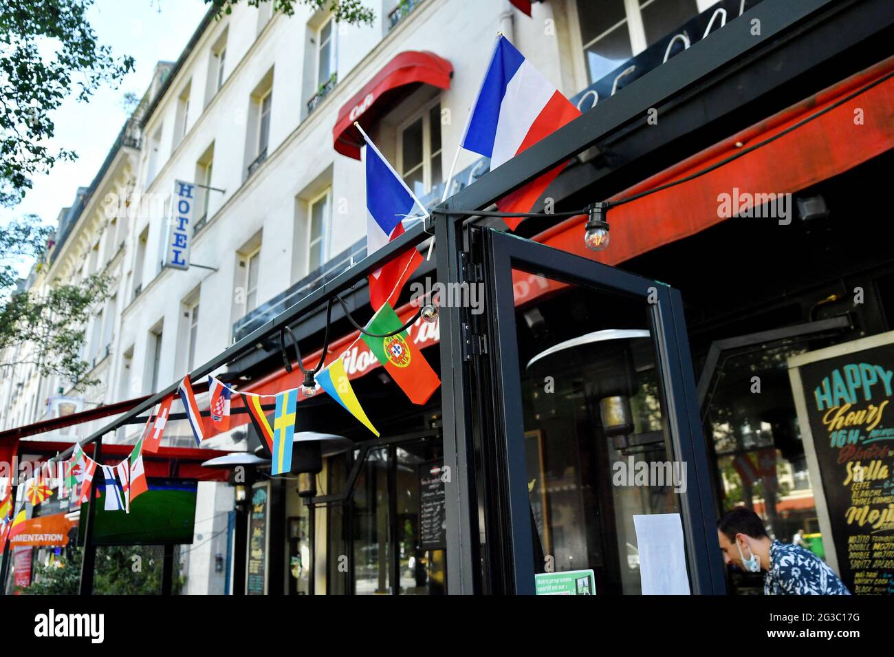 I bar si preparano prima della partita Francia-Germania durante L'EURO 2020, a Parigi, in Francia, il 15 giugno 2021. Foto di Karim Ait Adjedjou/Avenir Pictures/ABACAPRESS.COM Foto Stock