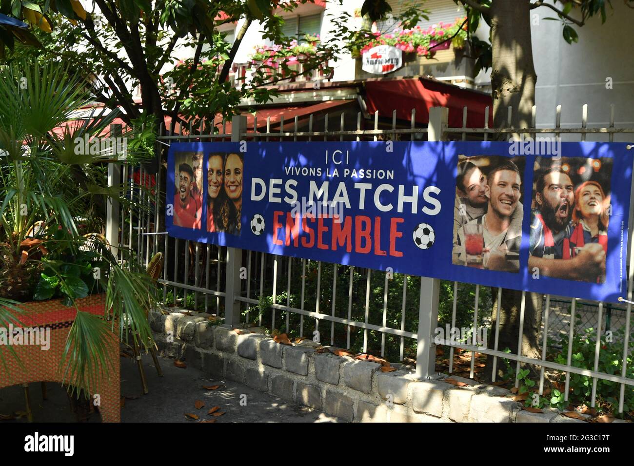 I bar si preparano prima della partita Francia-Germania durante L'EURO 2020, a Parigi, in Francia, il 15 giugno 2021. Foto di Karim Ait Adjedjou/Avenir Pictures/ABACAPRESS.COM Foto Stock