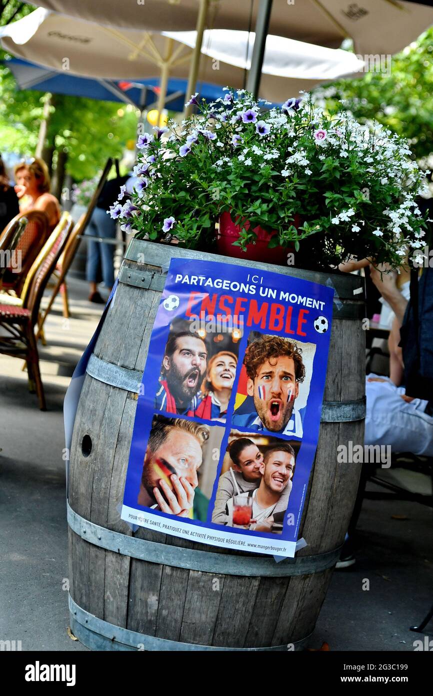 I bar si preparano prima della partita Francia-Germania durante L'EURO 2020, a Parigi, in Francia, il 15 giugno 2021. Foto di Karim Ait Adjedjou/Avenir Pictures/ABACAPRESS.COM Foto Stock
