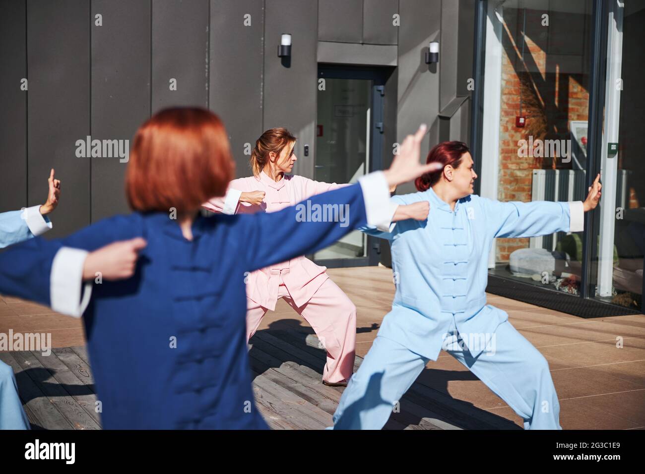 Persone che lavorano con tai chi in giornata di sole Foto Stock