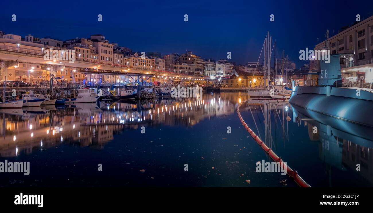 Genova, Italia - 06 12 2021: Vista sul porto vecchio di Genova di notte, Italia. Foto Stock