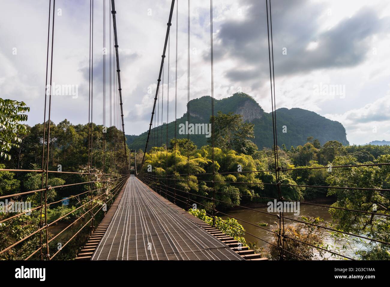 Bella panoramica del ponte sospeso 'Khao Phang' con cuore amava montagna in dietro a Surat Thani, sud della Thailandia. Foto Stock