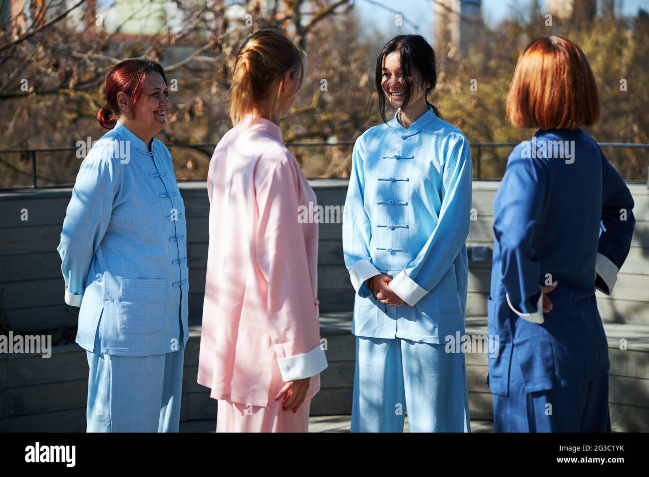 Seguaci amichevoli della filosofia cinese che trascorrono il tempo insieme Foto Stock