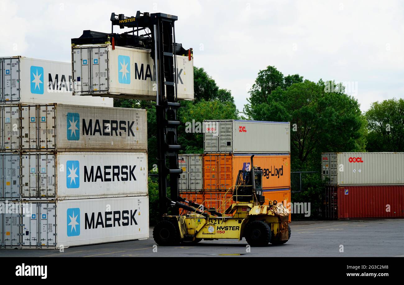 Montreal,Quebec,Canada,June 15, 2021.Gantry caricamento gru caricamento container.Credit:Mario Beauregard/Alamy News Foto Stock