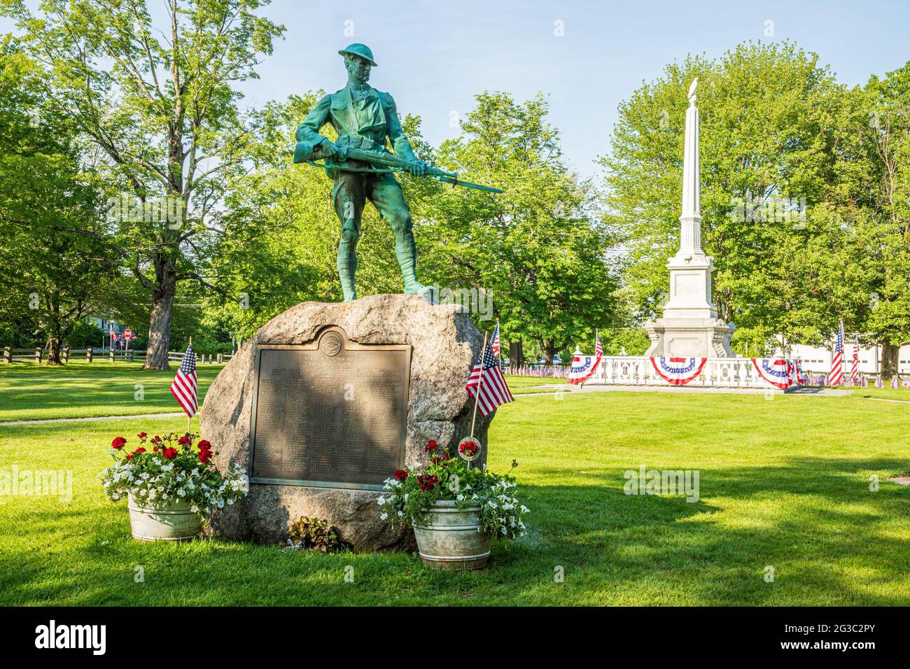 Un memoriale di guerra sul comune di barre, Massachusetts decorato per il Memorial Day Foto Stock