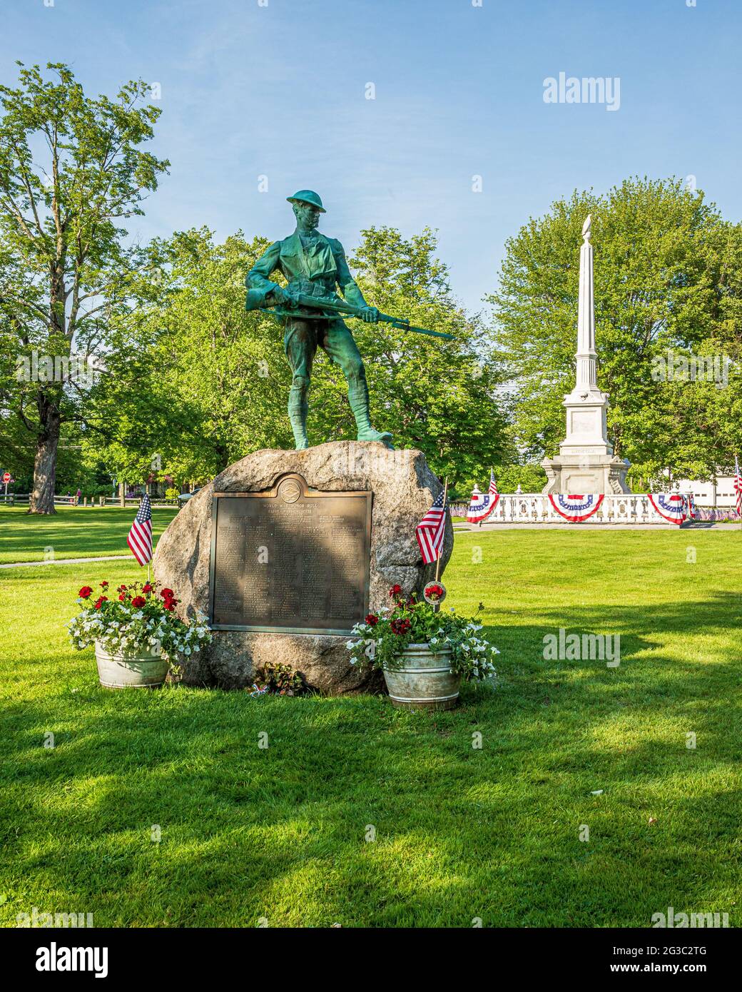 Un memoriale di guerra sul comune di barre, Massachusetts decorato per il Memorial Day Foto Stock