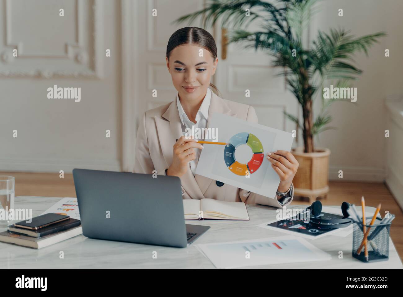 Donna di affari in vestito che presenta i risultati di progetto in linea Foto Stock