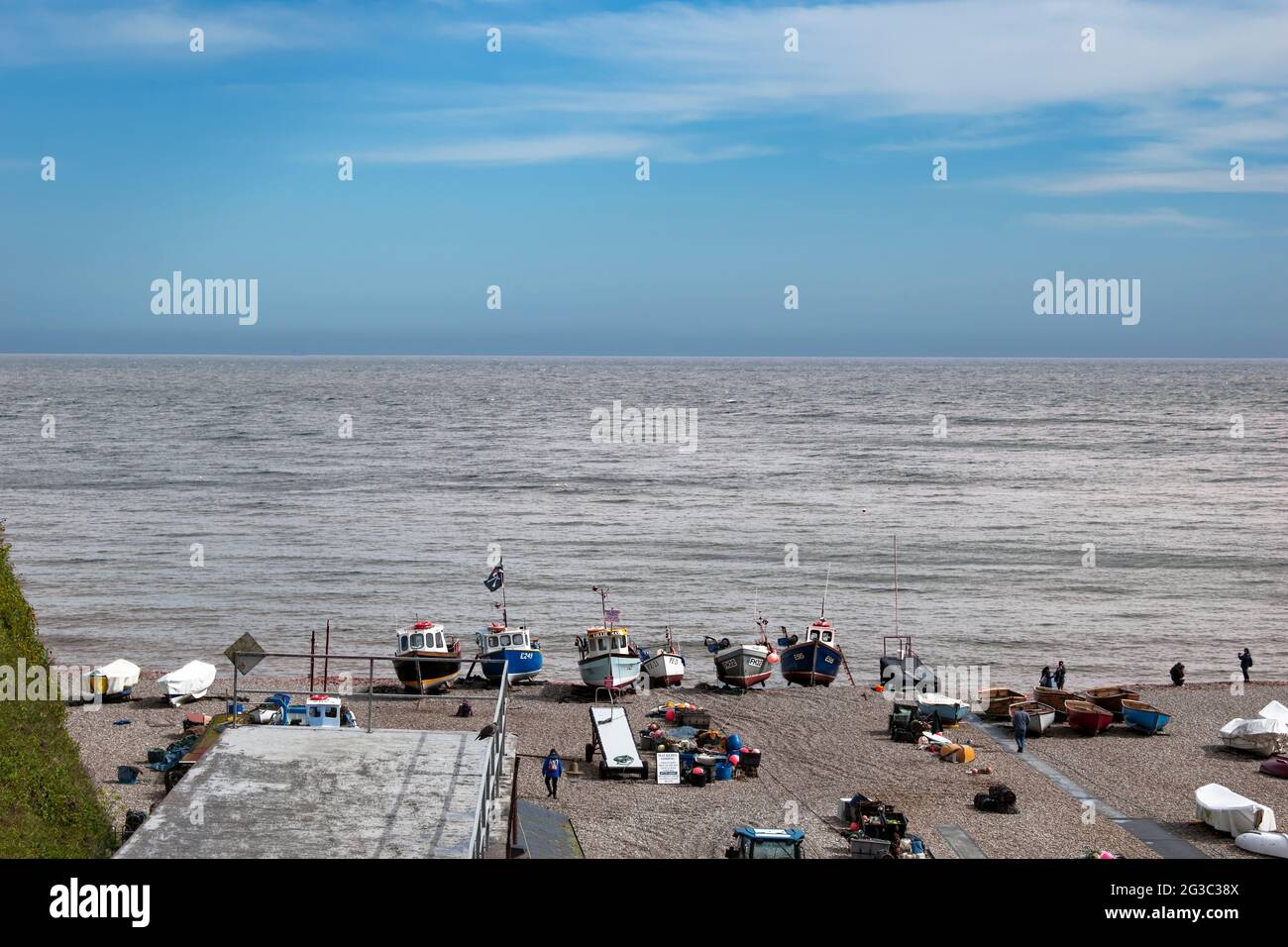 Paesaggi marittimi - barche fiancheggiate con precisione sulla riva Foto Stock