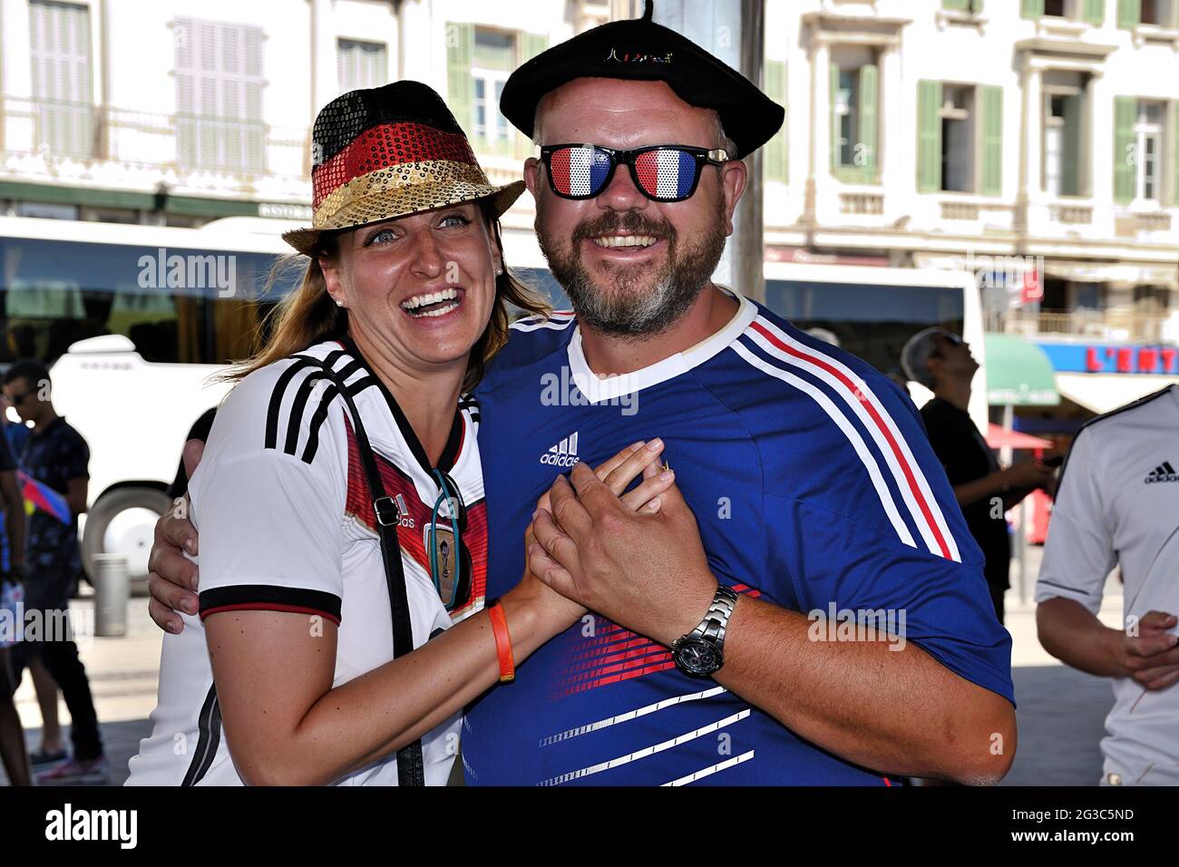 Marsiglia, Francia. 07 luglio 2016. Un sostenitore francese pone con il sostenitore tedesco momenti prima della partita Euro 2016 tra il francese e il tedesco. (Foto di Gerard Bottino/SOPA Images/Sipa USA) Credit: Sipa USA/Alamy Live News Foto Stock