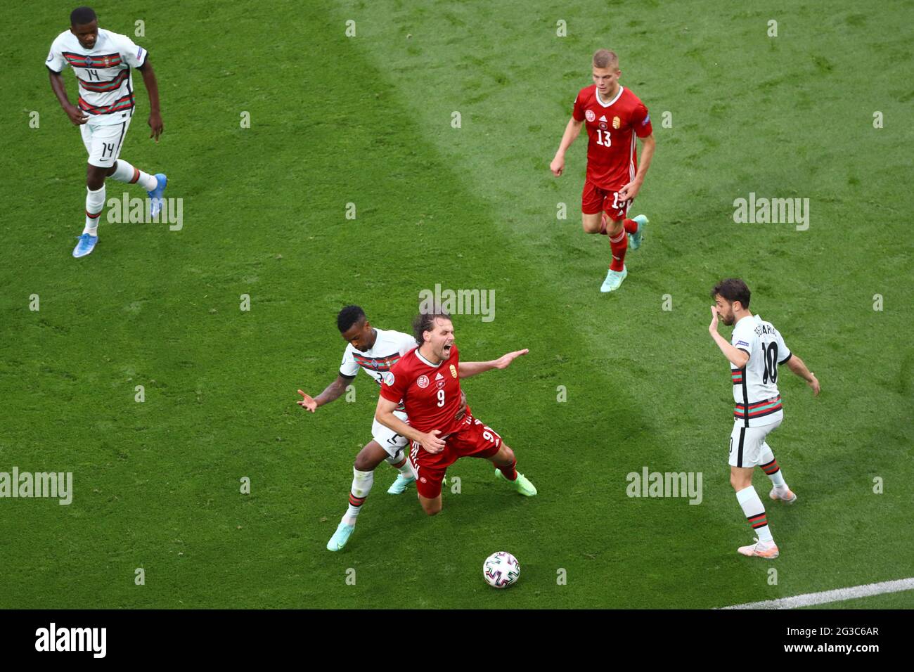 BUDAPEST, UNGHERIA - GIUGNO 15: Ádám Szalai (9) dall'Ungheria è scemato dal giocatore portoghese Nélson Semedo (2) durante la partita del Campionato UEFA Euro 2020 Gruppo F tra Ungheria e Portogallo il 15 giugno 2021 a Budapest, Ungheria. (Foto di MB Media) Foto Stock