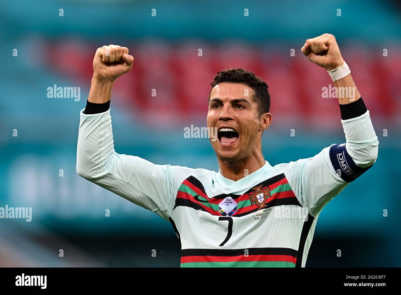 15 giugno 2021, Ungheria, Budapest: Calcio: Campionato europeo, Ungheria - Portogallo, turno preliminare, Gruppo F, Giornata 1 all'Arena di Puskás. Il portoghese Cristiano Ronaldo celebra la vittoria del portoghese. Importante: Solo per scopi redazionali di segnalazione di notizie. Non utilizzato per scopi commerciali o di marketing senza previa approvazione scritta della UEFA. Le immagini devono apparire come immagini fisse e non devono emulare le riprese video con azione di corrispondenza. Le fotografie pubblicate su pubblicazioni online (via Internet o altro) devono avere un intervallo di almeno 20 secondi tra la pubblicazione. Foto: Rob Foto Stock