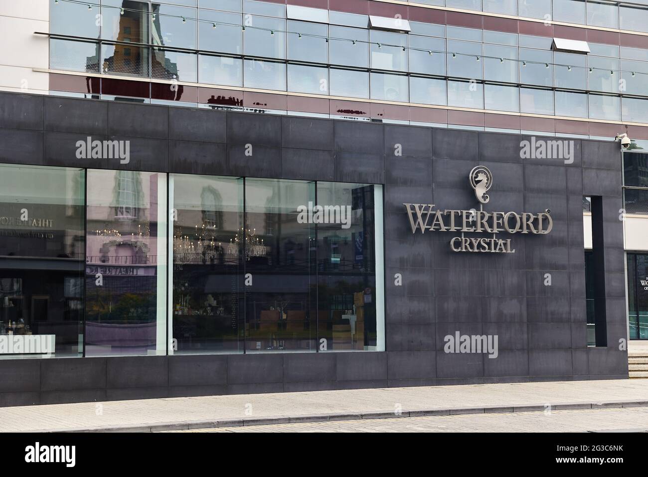 WATERFORD - IRLANDA - MAGGIO 21-2021 edificio della famosa fabbrica di vetro, molto vecchio ma con una recente ristrutturazione. Foto Stock