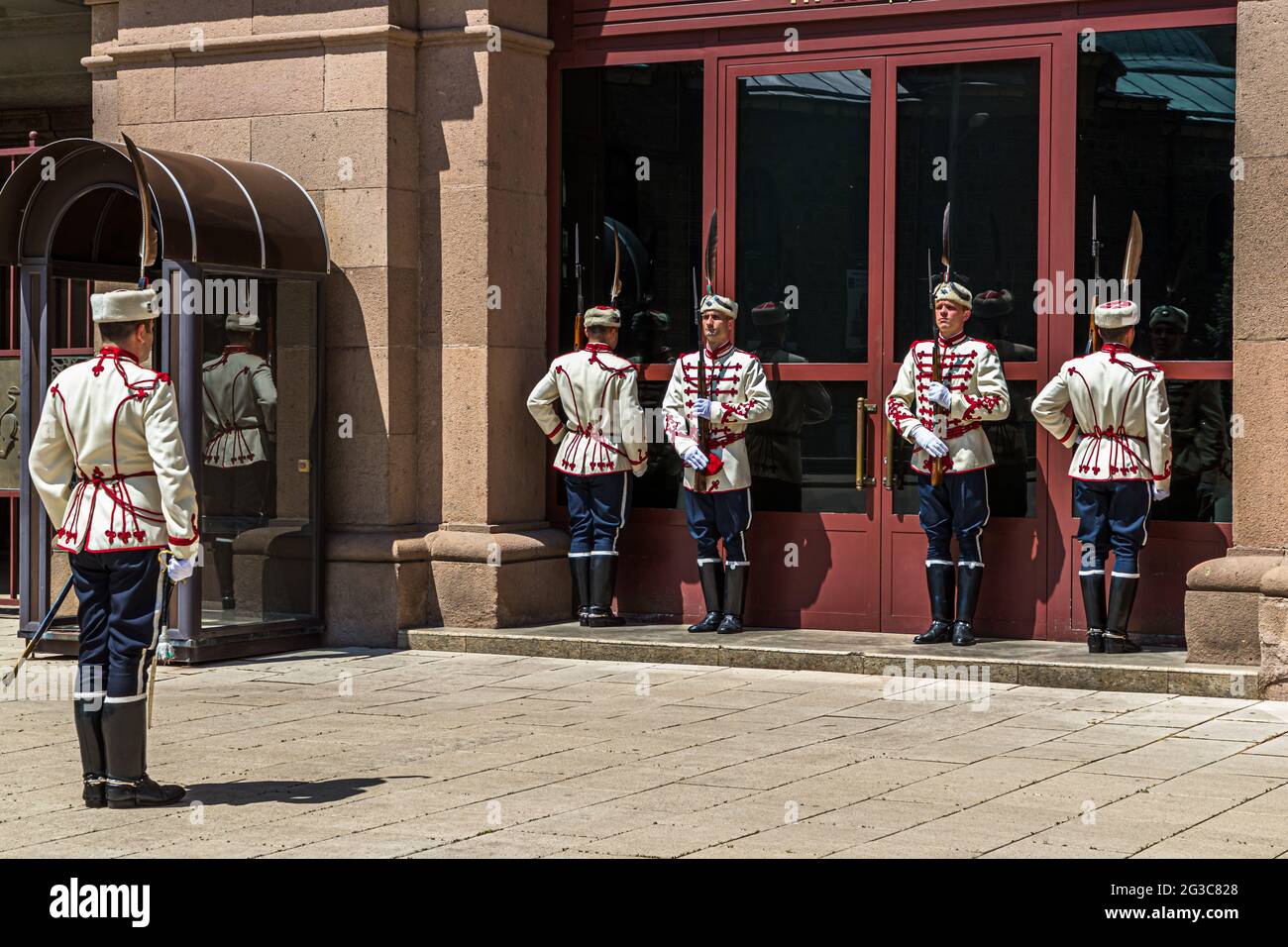 Guardie in uniforme di fronte alla residenza ufficiale del presidente bulgaro nella capitale Sofia, Bulgaria Foto Stock