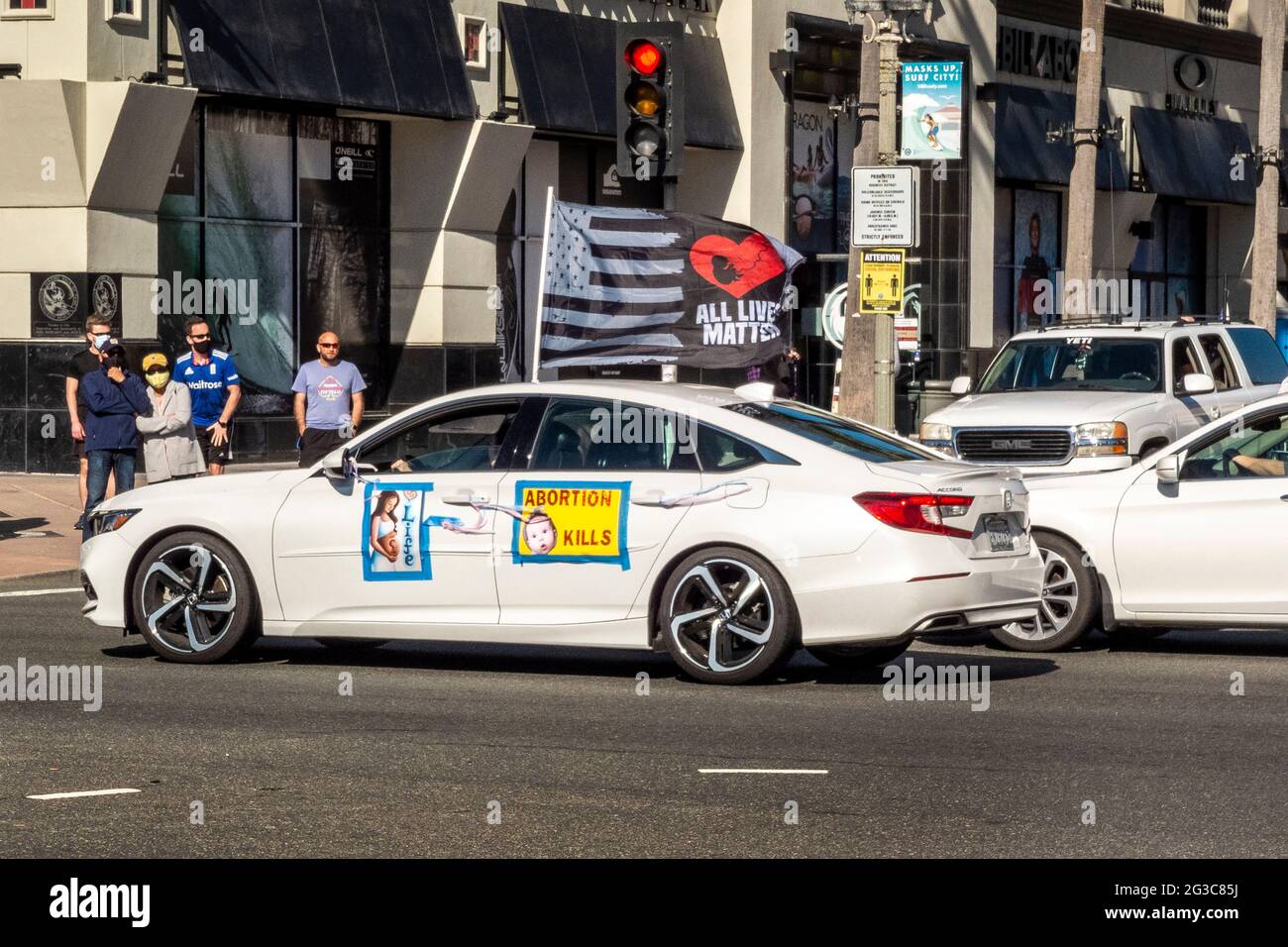 Un'automobile che porta slogan anti aborto guida ad un rally in Huntington Beach, CA. Foto Stock