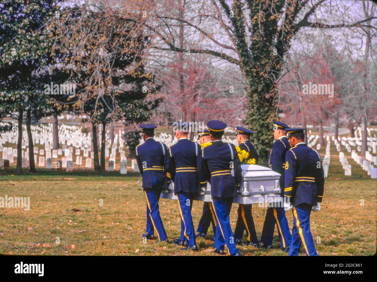 Il personale multirazziale dell'Esercito degli Stati Uniti in uniformi di abbigliamento porta un cazzo ad un interamento nel cimitero nazionale di Arlington della Virginia. Foto Stock