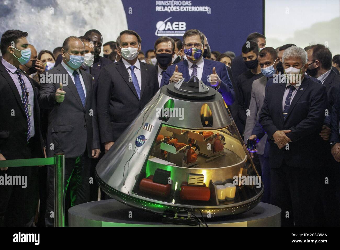 Brasilia, Distrito Federal, Brasile. 15 giugno 2021. Il Ministero della Scienza, della tecnologia e delle innovazioni (MCTI) organizza una cerimonia per la firma dell'accordo del programma NASA Artemis Lunar presso la Sala Nobile di Planalto Palace. Alla cerimonia partecipano il presidente della Repubblica, Jair Bolsonaro, il Ministro dell'MCTI, l'astronauta Marcos Pontes, il Ministro degli Affari Esteri, Carlos Alberto Franca e l'ambasciatore degli Stati Uniti in Brasile, Todd Chapman. Credit: LECO Viana/TheNEWS2/ZUMA Wire/Alamy Live News Foto Stock