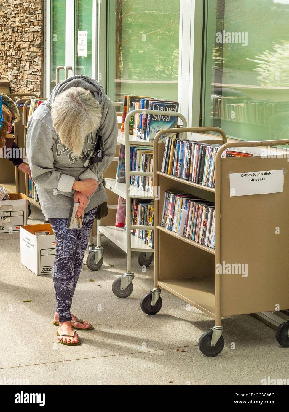 Una biblioteca pubblica a Laguna Niguel, CA, tiene una vendita di libri all'aperto a causa della pandemia del coronavirus. Foto Stock