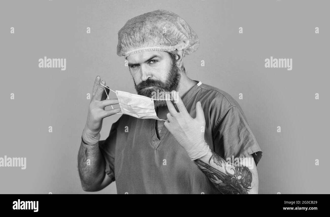 Sicurezza. Epidemia di coronavirus. Periodo di incubazione dell'infezione. Personale medico qualificato. Medico indossare la maschera respiratoria. Operazione chirurgica del chirurgo Foto Stock