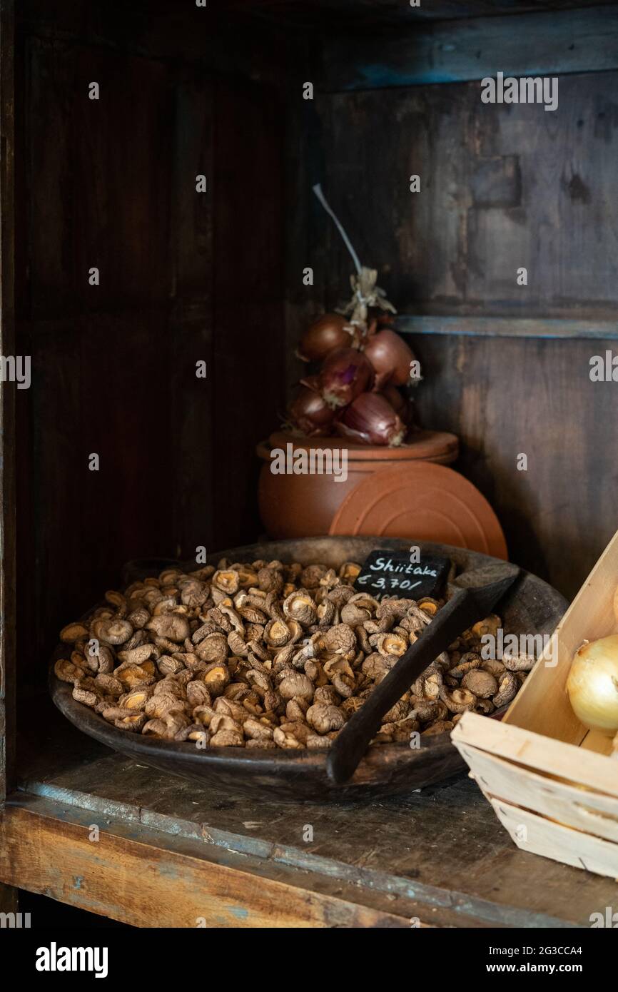 Una bella esposizione di funghi shiitake in un armadio di legno, verticale Foto Stock