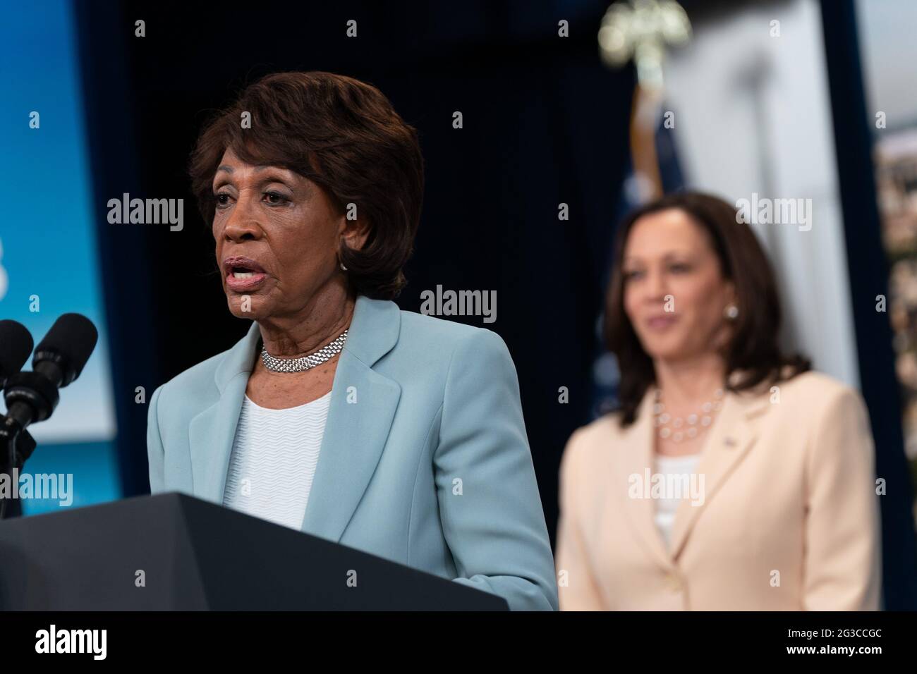 Washington, Stati Uniti. 15 giugno 2021. Il rappresentante degli Stati Uniti Maxine Waters (democratico della California) partecipa all'annuncio dell'esborso di quasi 1.25 miliardi di dollari per le istituzioni finanziarie di sviluppo della Comunità (CDFI), attraverso il programma di ripresa rapida nell'edificio dell'Eisenhower Executive Office di Washington, ​DC, il 15 giugno 2021. Foto di Chris Kleponis/UPI Credit: UPI/Alamy Live News Foto Stock