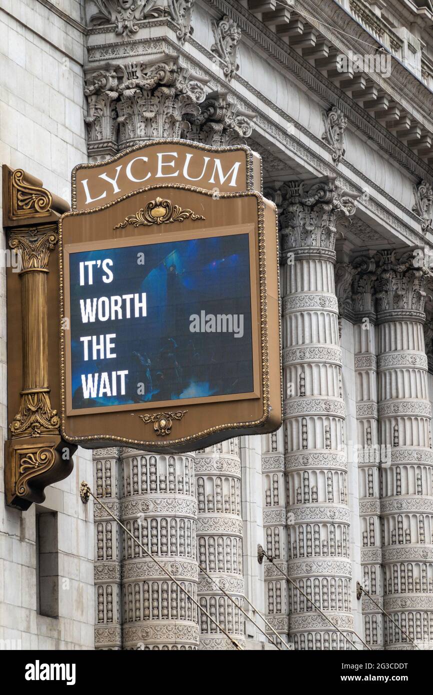 Lyceum Theatre con Broadway Returning message, 149 West 45th Street, New York, USA Foto Stock