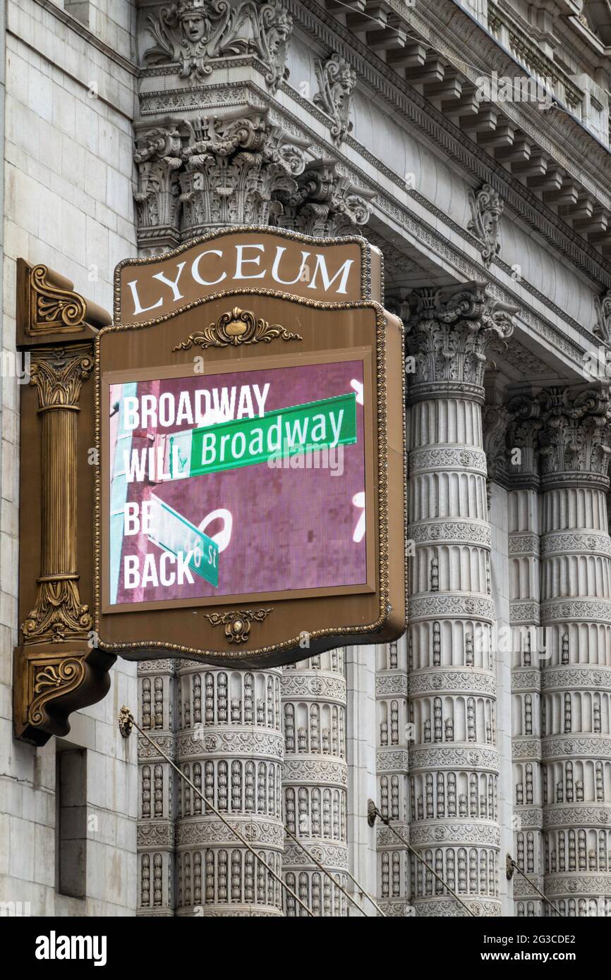 Lyceum Theatre con Broadway Returning message, 149 West 45th Street, New York, USA Foto Stock