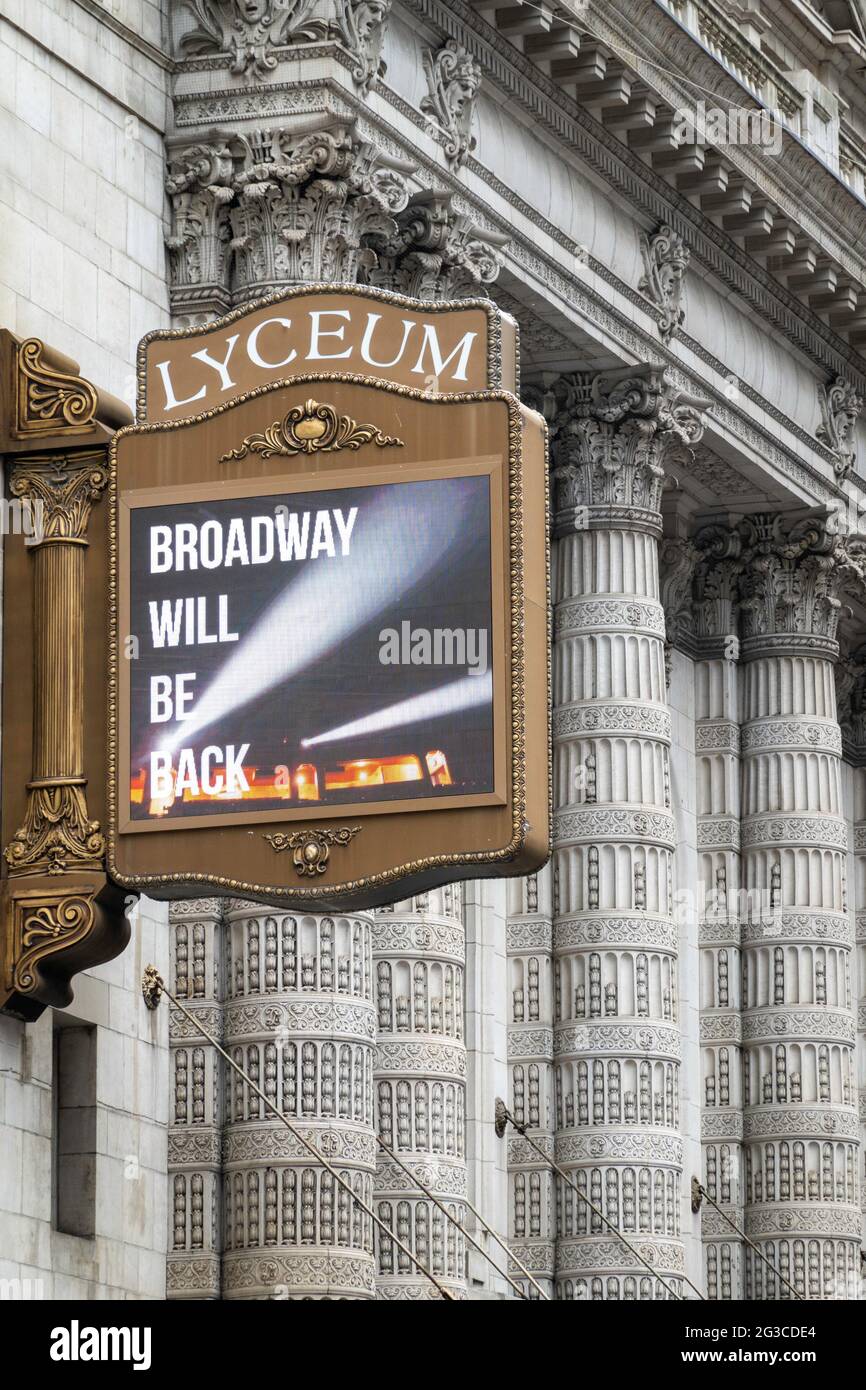 Lyceum Theatre con Broadway Returning message, 149 West 45th Street, New York, USA Foto Stock