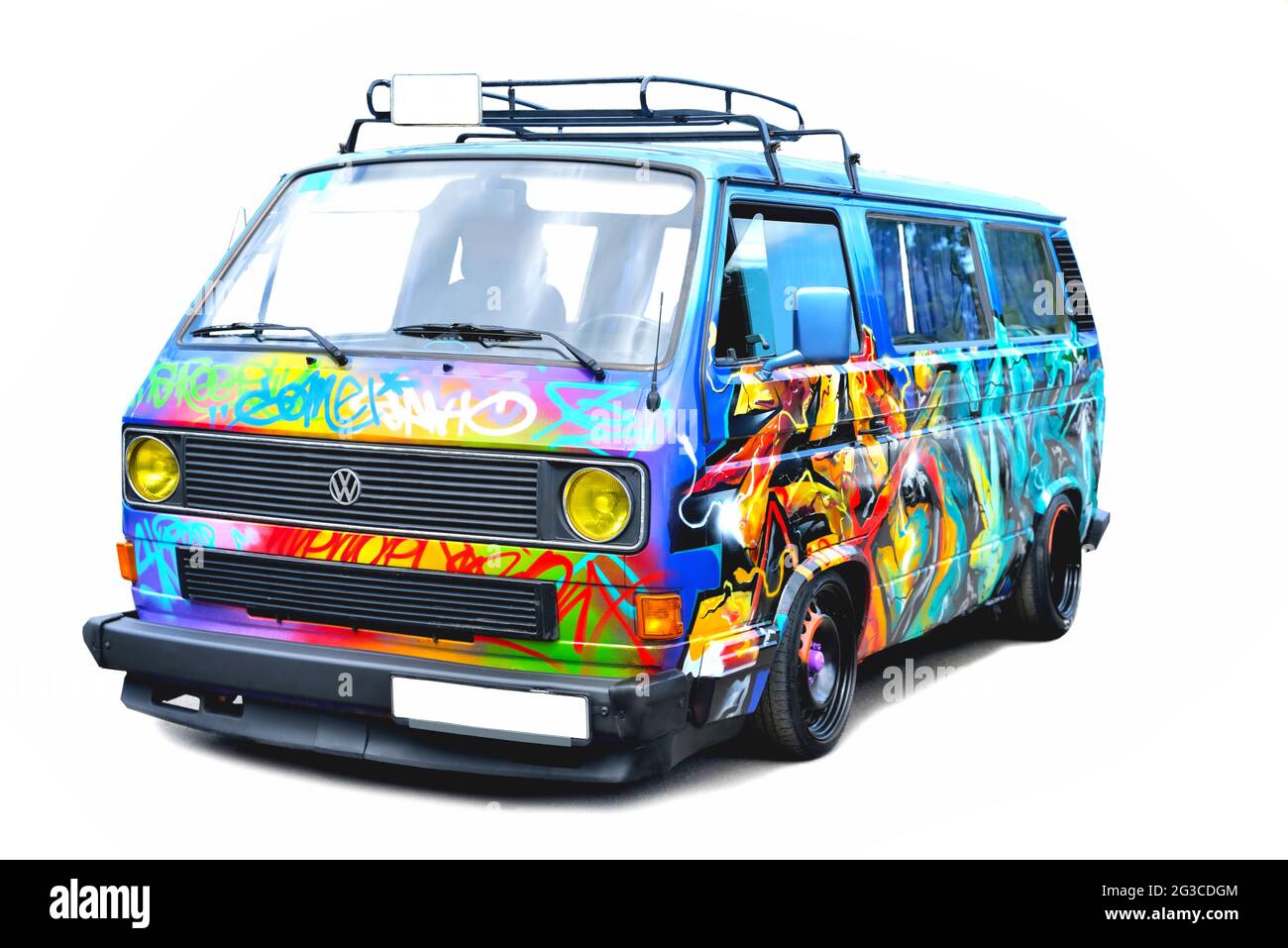 Volkswagen Transporter T3 classico furgone popolare tedesco, colori multicolore, sfondo bianco, messa a fuoco selettiva Foto Stock