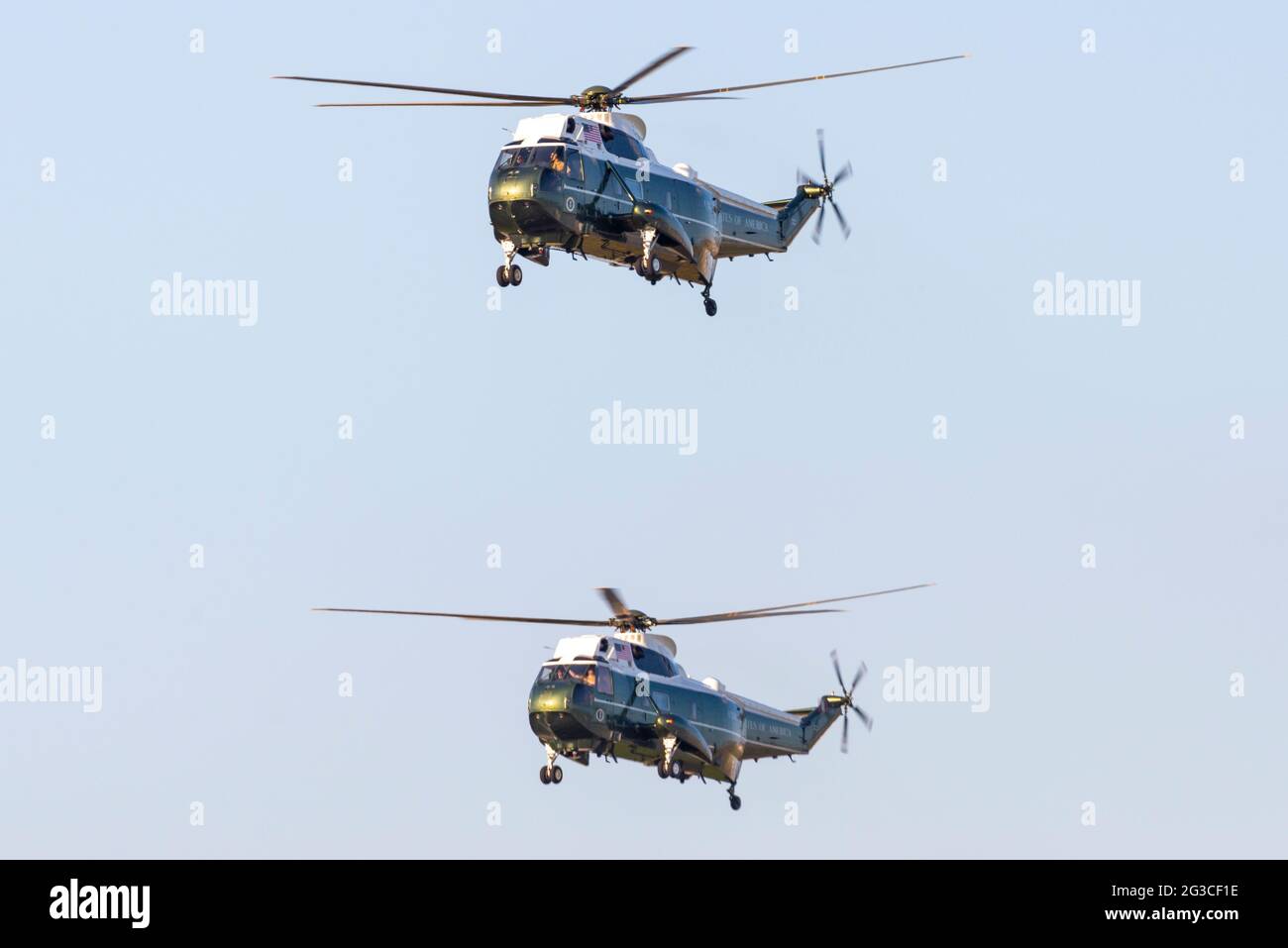 Coppia di elicotteri Sikorsky VH-3D di Marine Helicopter Squadron One (HMX-1) "Nighthawks" per la visita a Londra del presidente americano Joe Biden Foto Stock