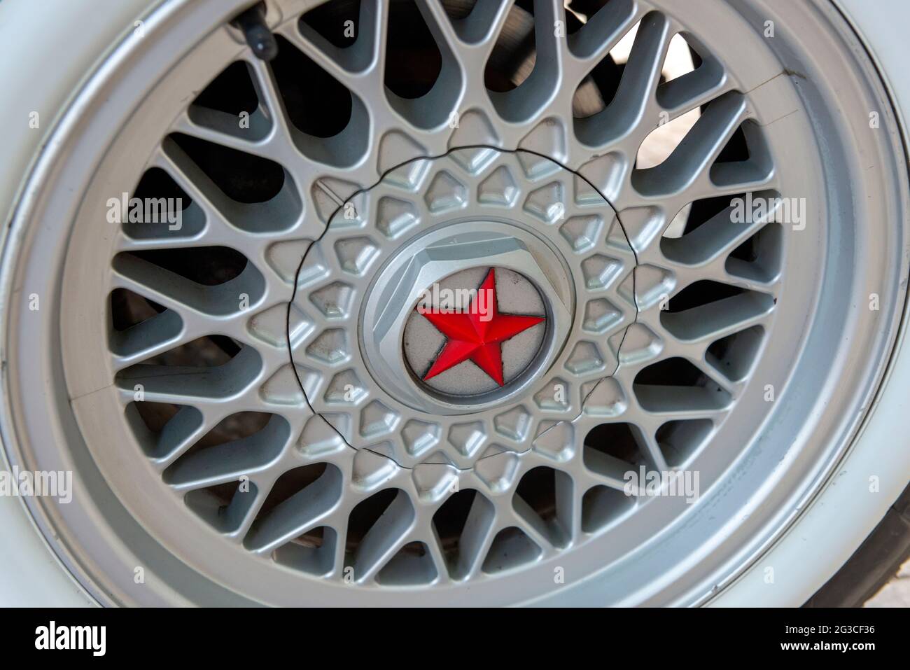 Dettaglio ornamentale di una stella rossa su una ruota di MOSKVITCH 400-420 Sedan 1951. Foto Stock