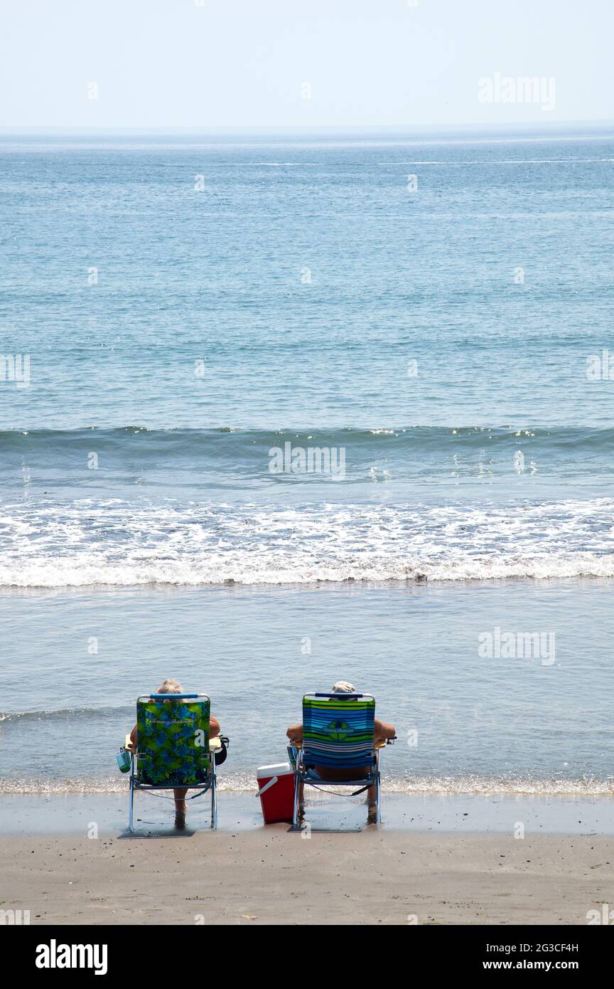 Seduto su York Beach, York, Maine, USA in una tarda primavera giorno Foto Stock