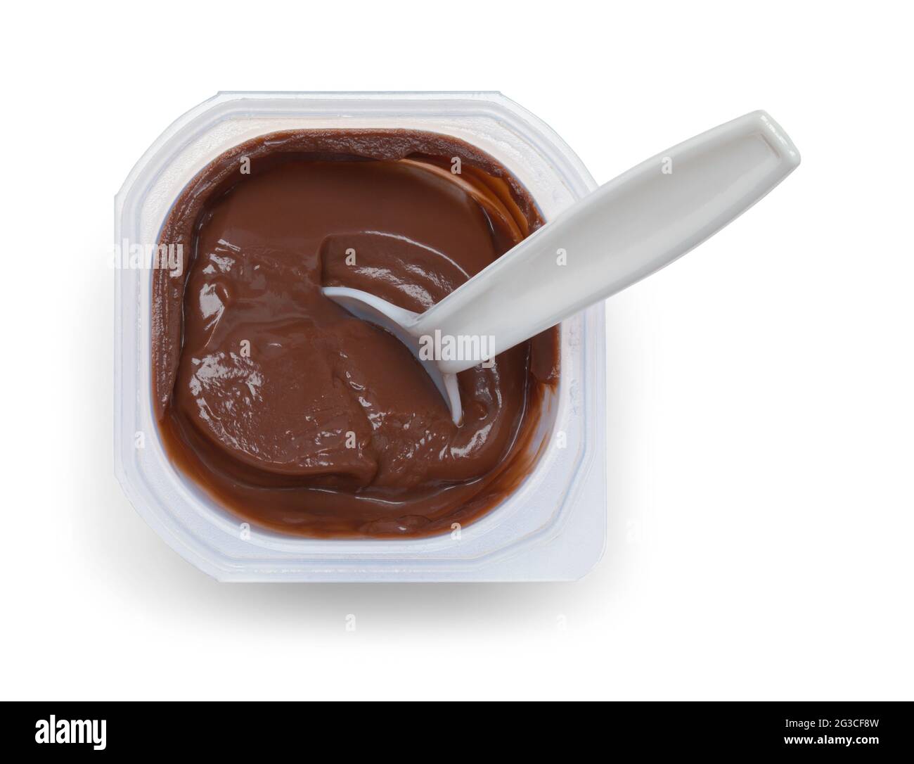 Apri la tazza di Pudding al cioccolato tagliata su bianco. Foto Stock