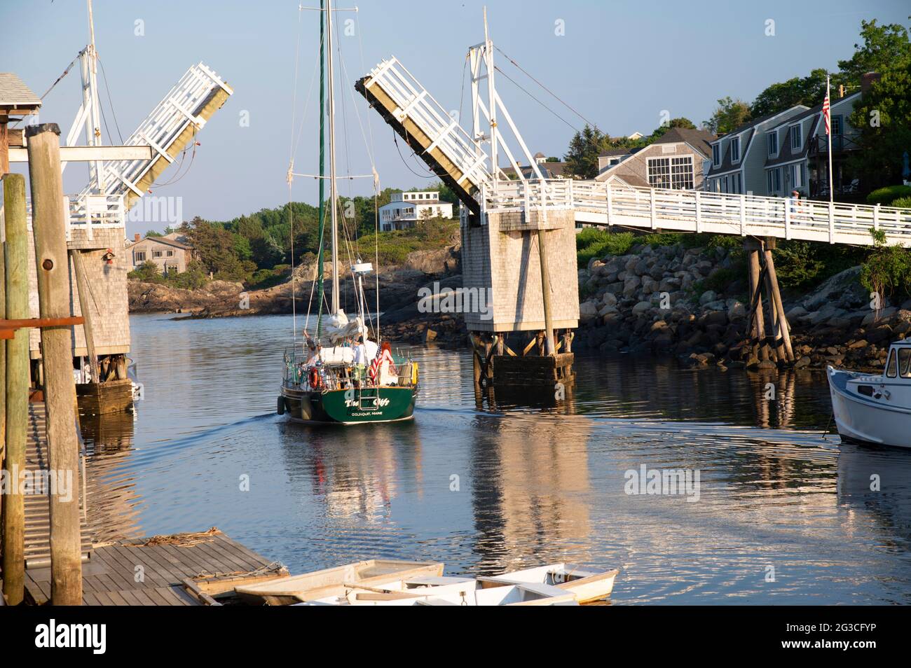 Il ponte pedonale aperto fa posto per una barca a vela a Perkins Cove, Ogunquit, Maine, Stati Uniti Foto Stock