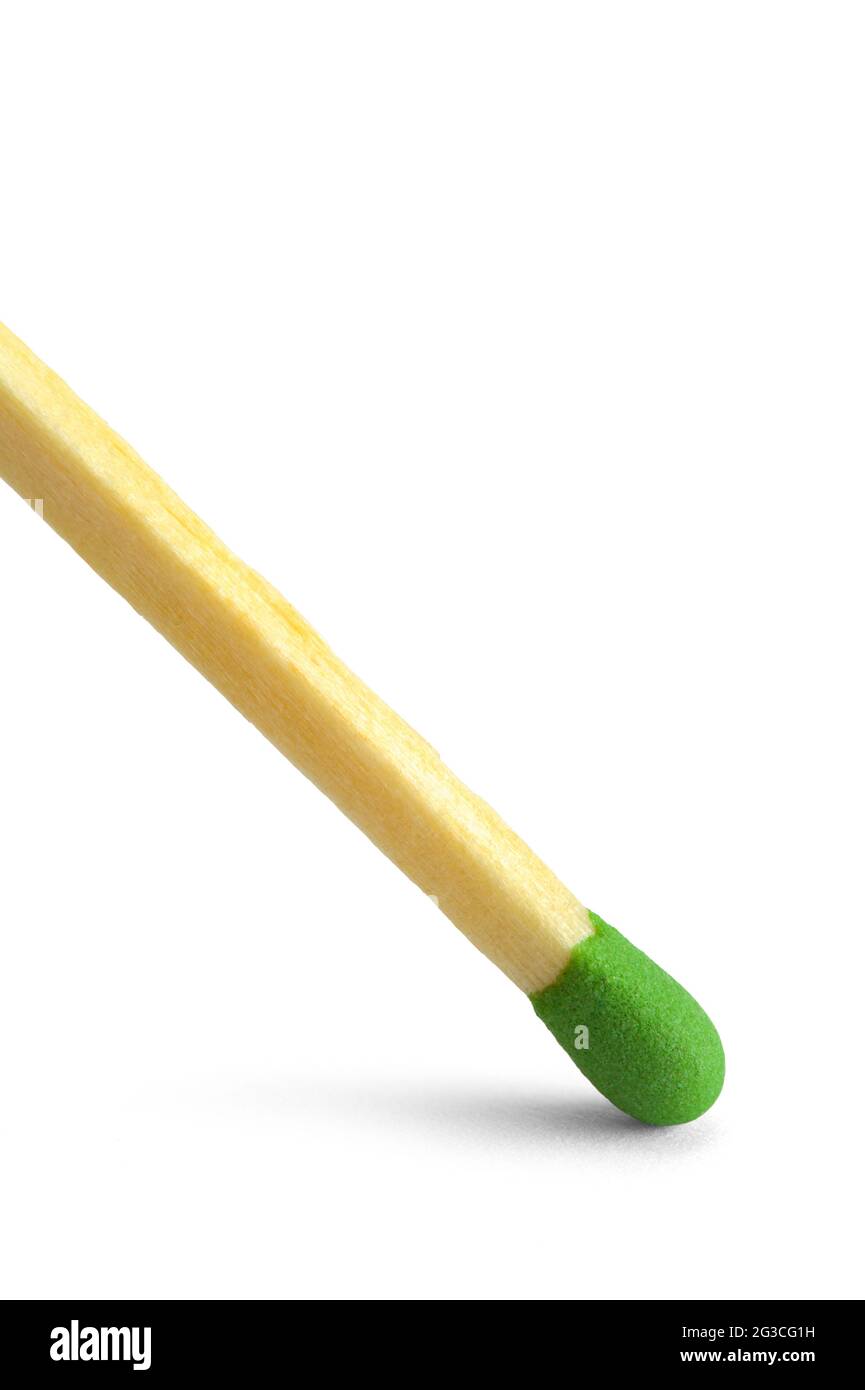 Primo piano di Green Match Stick Cut out su White. Foto Stock