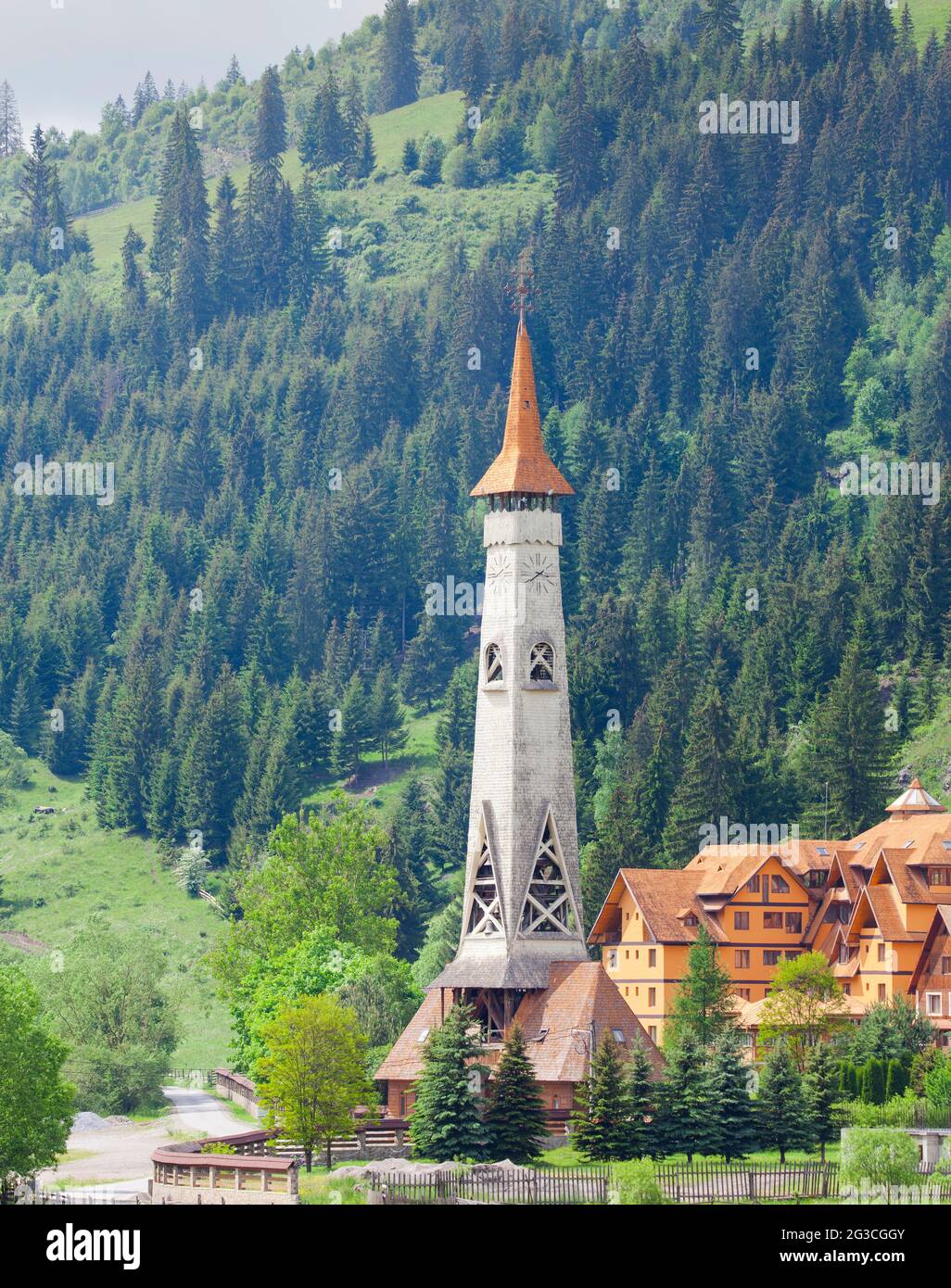 Tradizionale chiesa rumena fatta di struttura in legno. Dorna, Romania Foto Stock