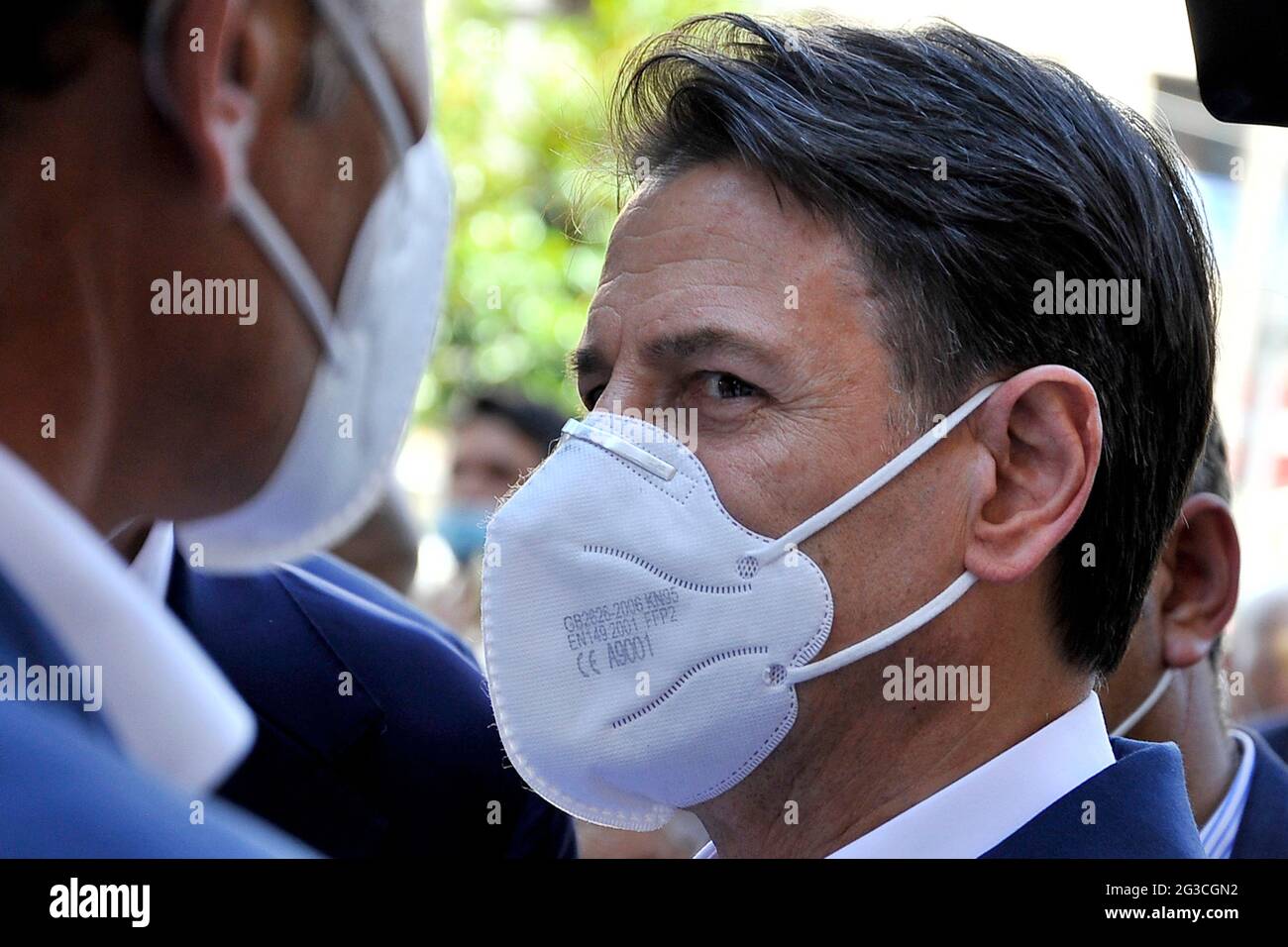 Napoli, Italia. 15 giugno 2021. Ex Premier Giuseppe Conte con maschera anti-contagio, in visita alla città di Napoli, per una conferenza stampa con il candidato al sindaco di Napoli Gaetano Manfredi. Napoli, 15 giugno 2021. (Foto di Vincenzo Izzo/Sipa USA) Credit: Sipa USA/Alamy Live News Foto Stock