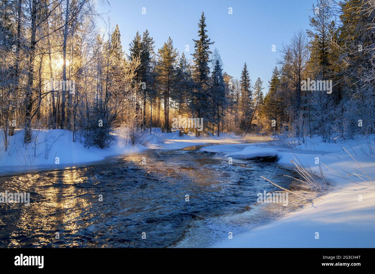 Fiume invernale. Fiume senza ghiaccio in inverno Foto Stock