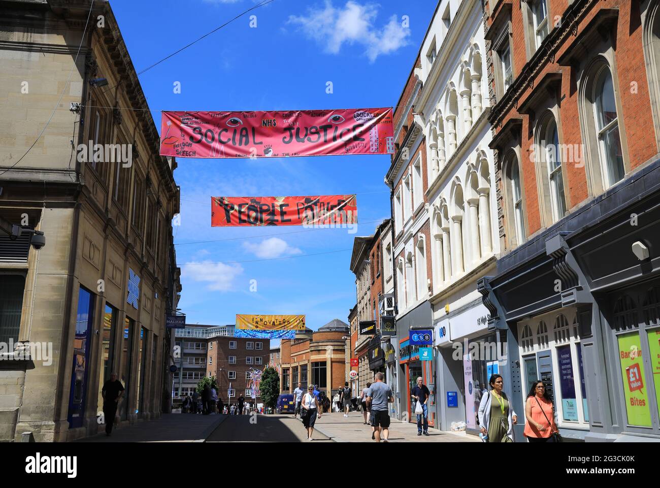 Striscioni per la giustizia sociale, la sostenibilità, l'ambiente, ecc sulla High Street a Coventry, UK City of Culture 2021, in Warwickshire, Regno Unito Foto Stock
