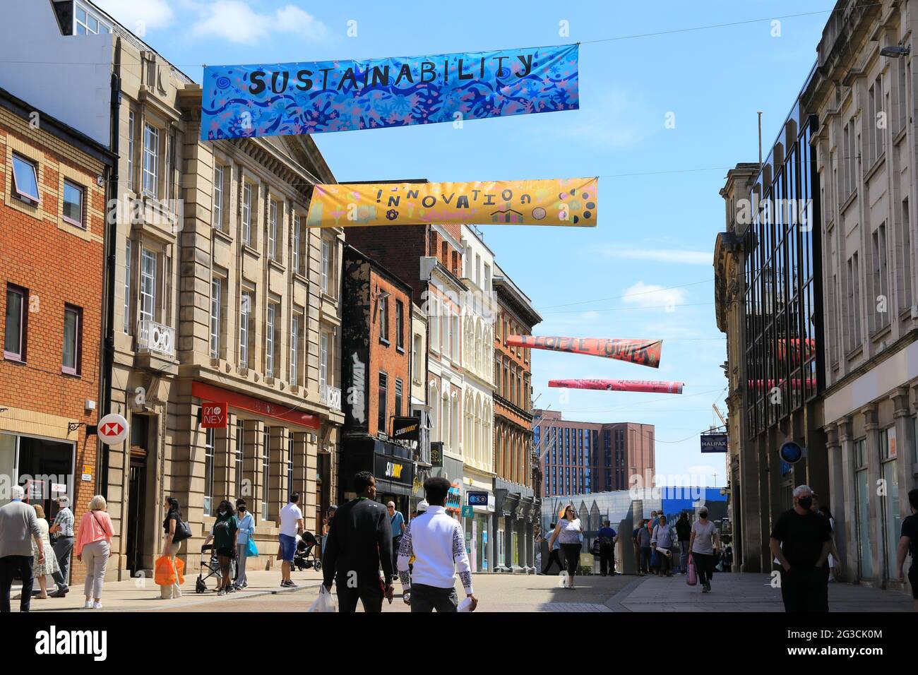 Striscioni per la giustizia sociale, la sostenibilità, l'ambiente, ecc sulla High Street a Coventry, UK City of Culture 2021, in Warwickshire, Regno Unito Foto Stock