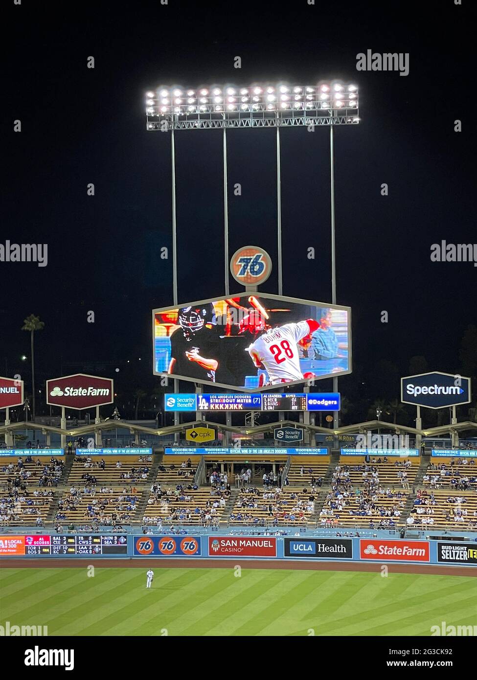 Tabellone segnapunti al Dodger Stadium con annunci e grande schermo video che mostra un battter per i Philadelphia Phillies di Los Angeles, California Foto Stock