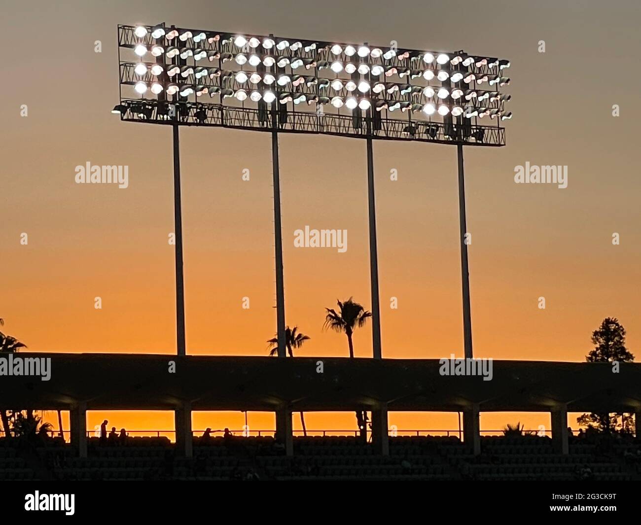 Banca di luci che illuminano il gioco sul campo al dodger Stadium al tramonto. Foto Stock
