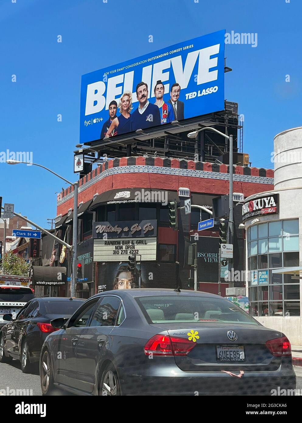 Billboard che promuove lo spettacolo Ted lasso Believe for Apple TV al di sopra del leggendario night club Whisky A Go Go sulla Sunset Strip a West Hollywood, California Foto Stock