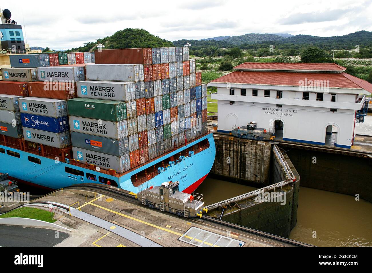 Container cargo nave de maersk linea nel miraflores blocca canale di Panama Foto Stock