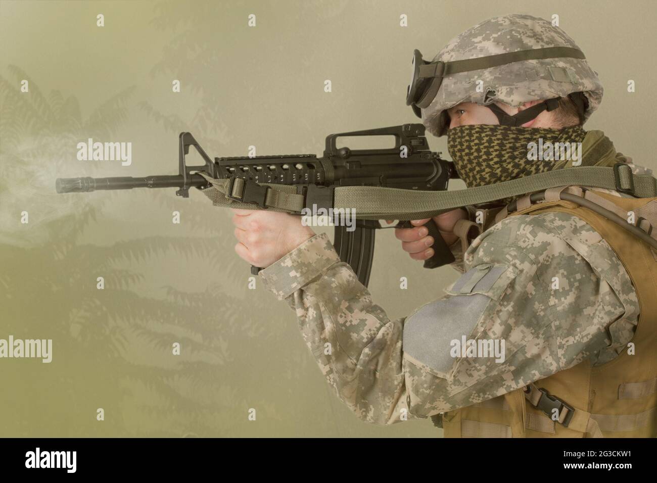 Soldato dell'esercito DEGLI STATI UNITI che spara nel deserto la carbina M4 durante l'operazione militare nel deserto Foto Stock